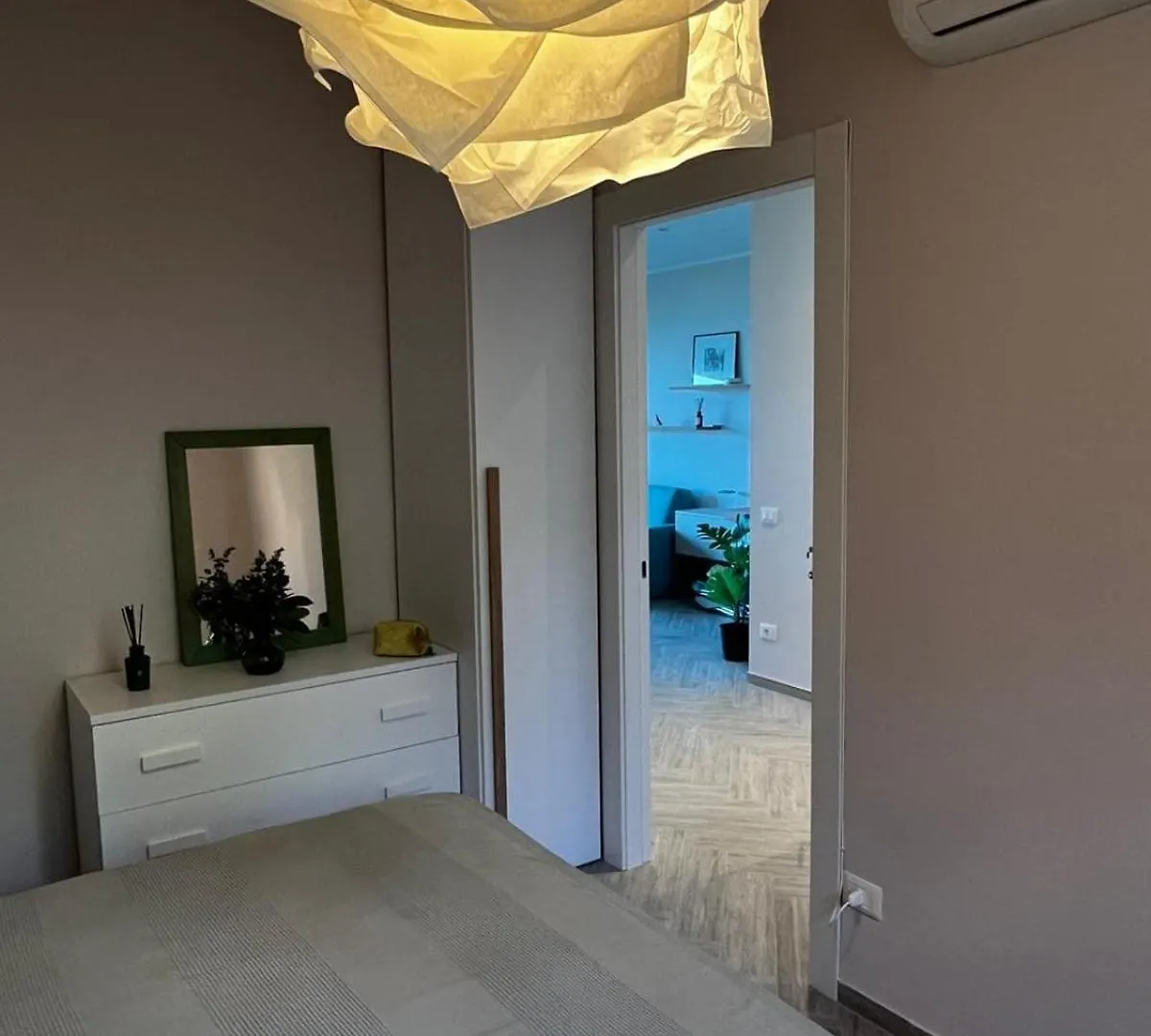 Apartment New Cozy Stay With Lakeview Cerro  Italien